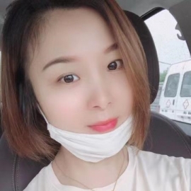 卖衣服的少妇